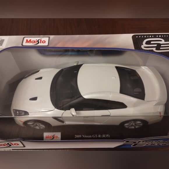Maisto - 2009 Nissan GT-R (R35) Model Car - Picture 2 of 9